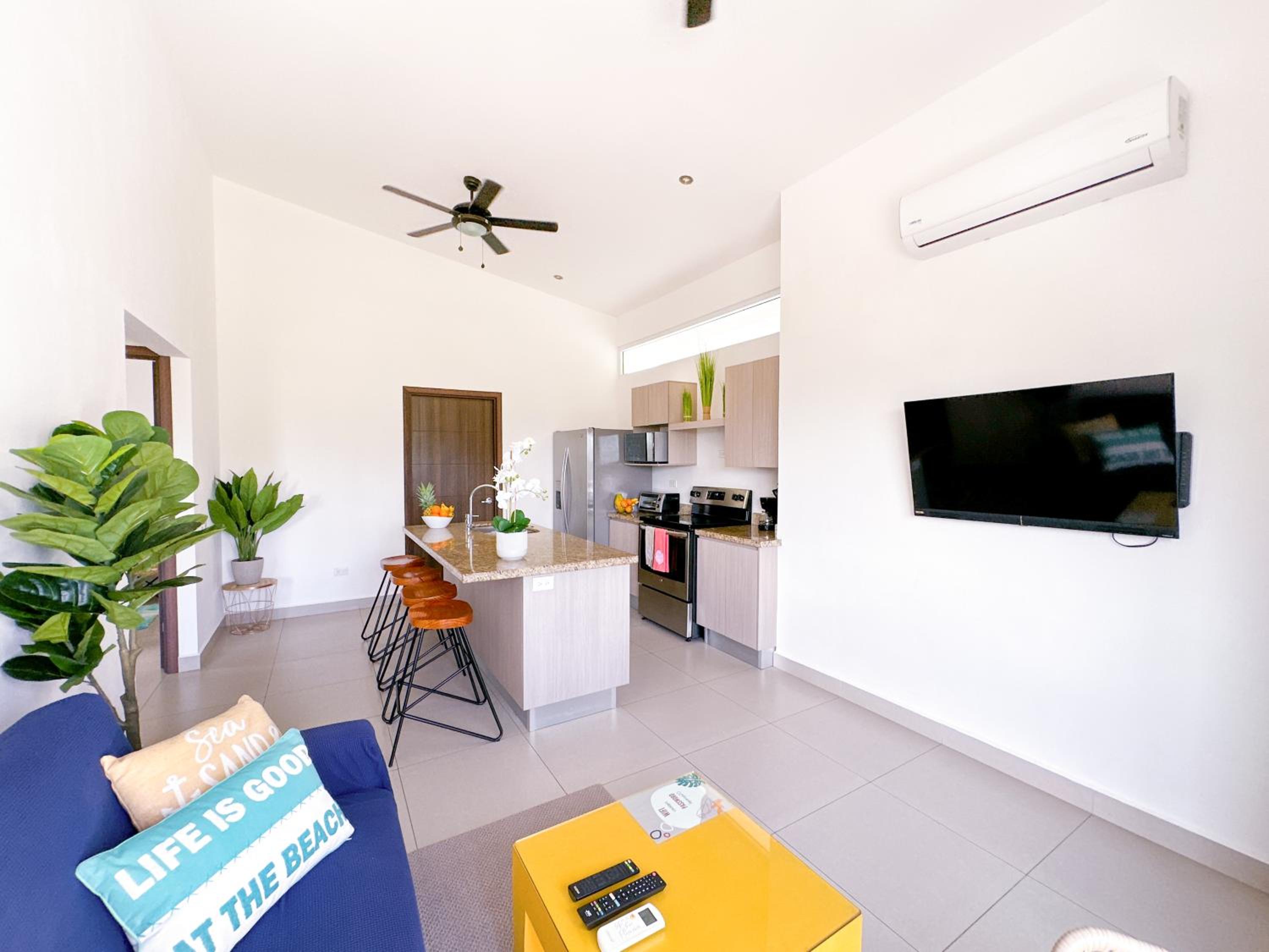 Pura Vida Apartment with nice pool walking distance to the heart of Jaco