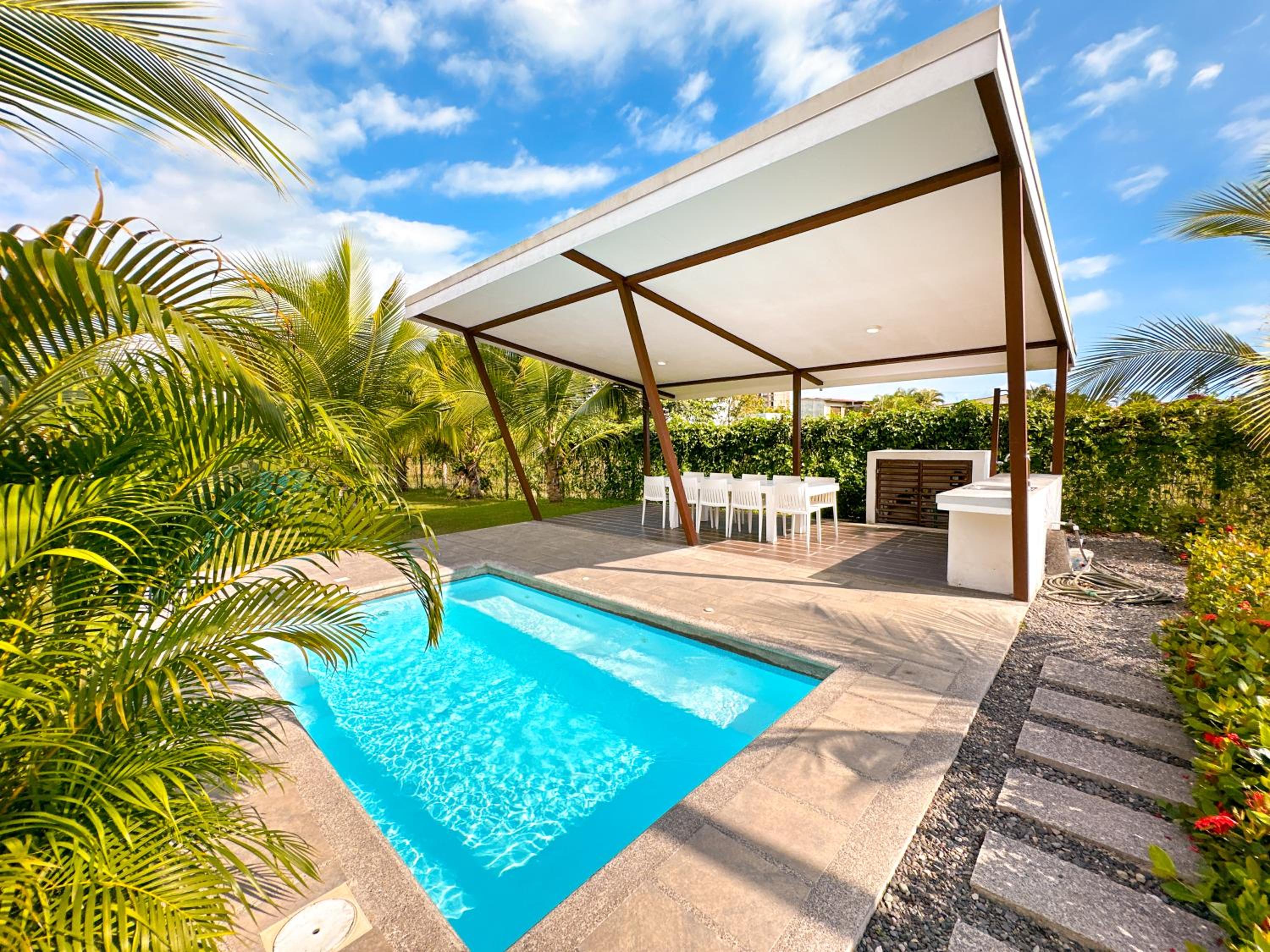 Pura Vida Apartment with nice pool walking distance to the heart of Jaco
