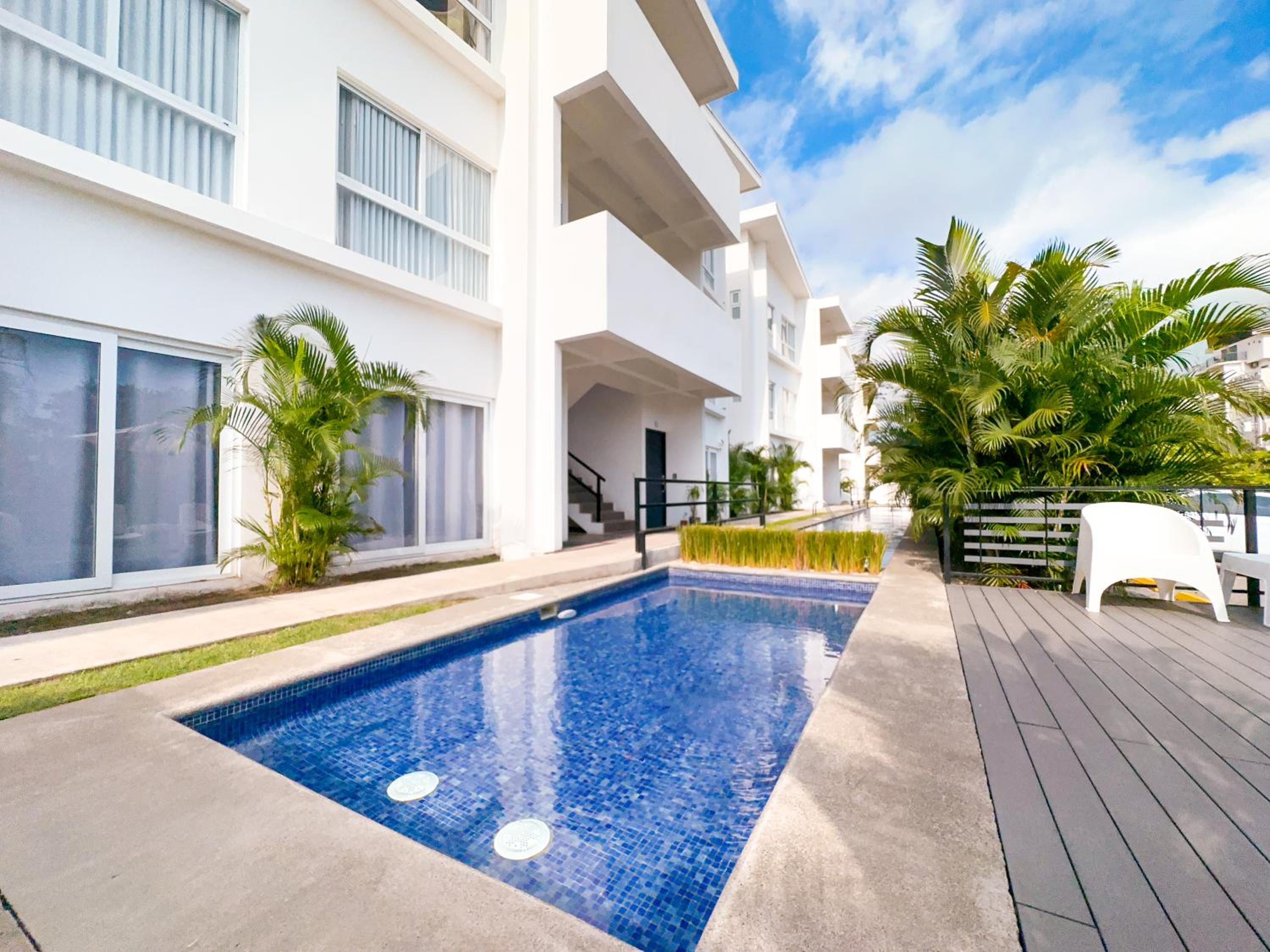 Pura Vida Apartment with nice pool walking distance to the heart of Jaco