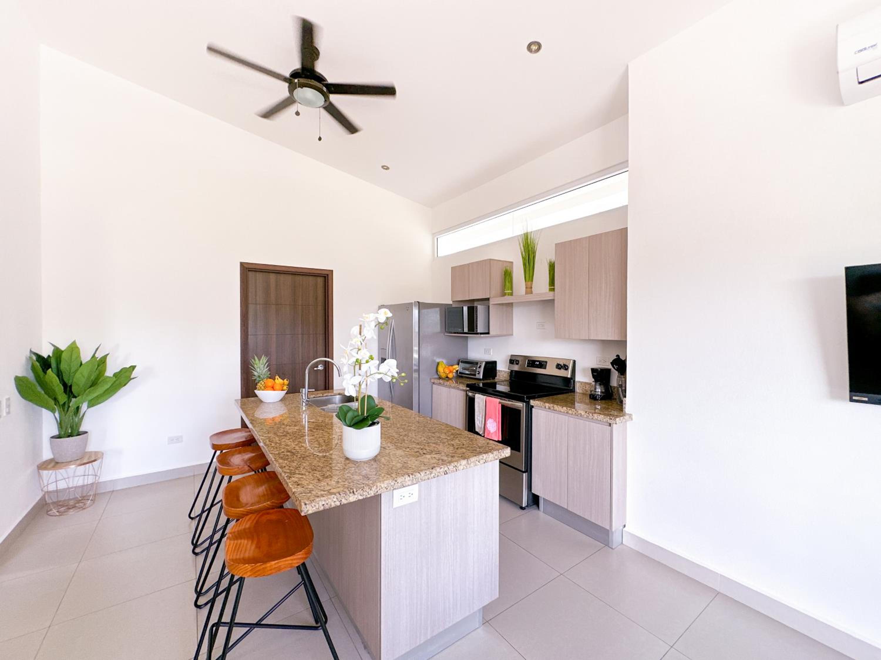 Pura Vida Apartment with nice pool walking distance to the heart of Jaco