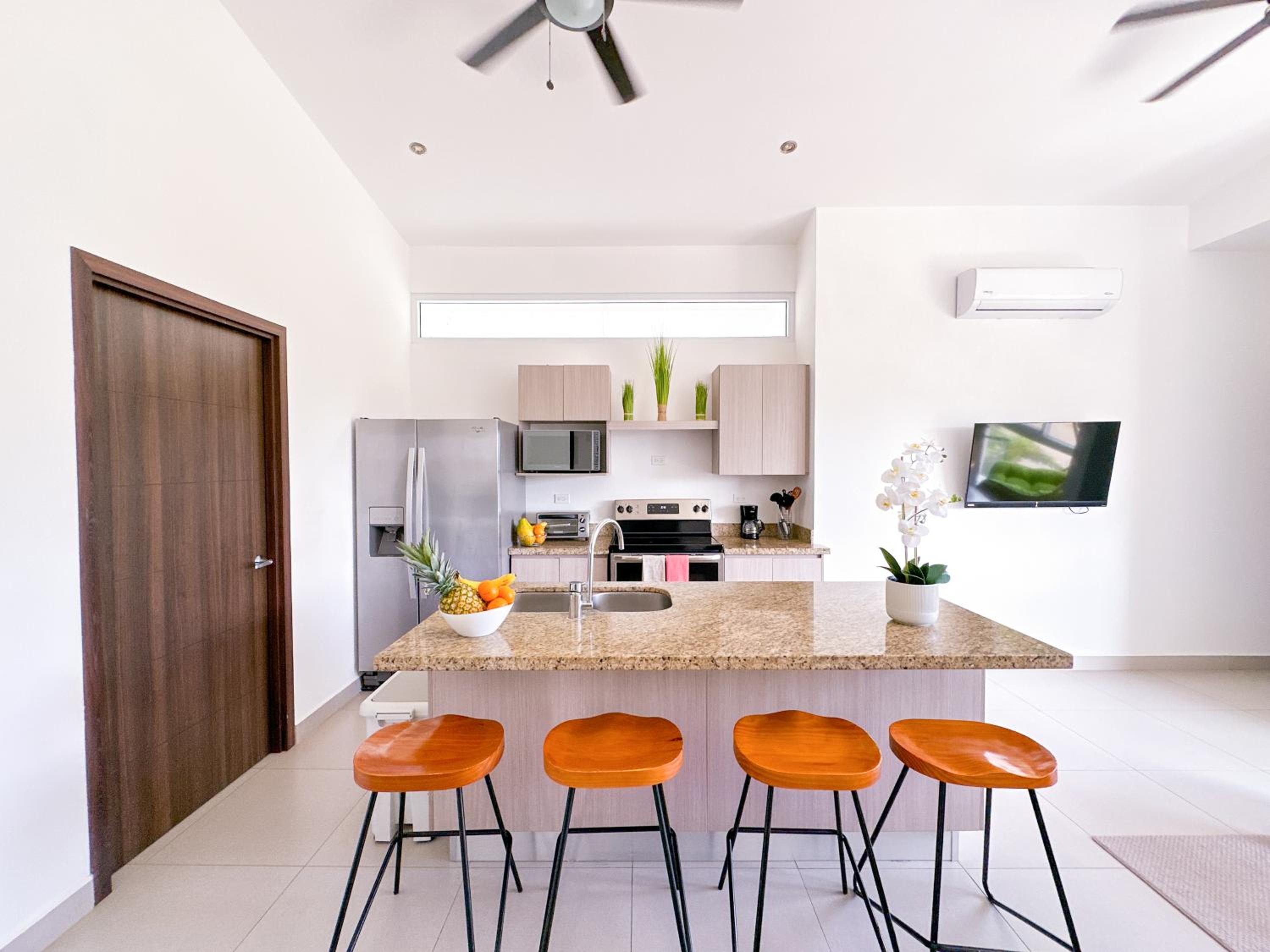 Pura Vida Apartment with nice pool walking distance to the heart of Jaco