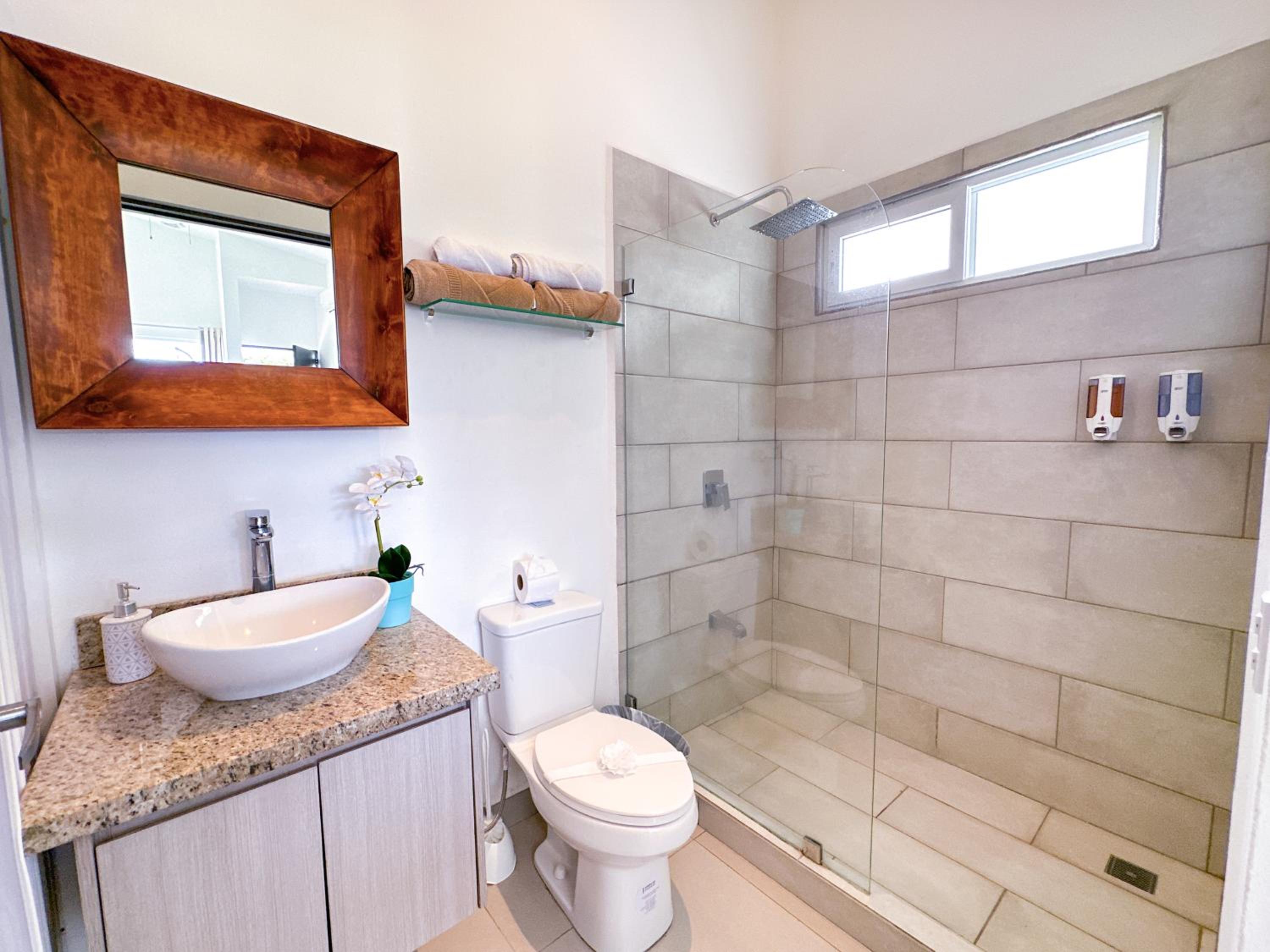 Pura Vida Apartment with nice pool walking distance to the heart of Jaco