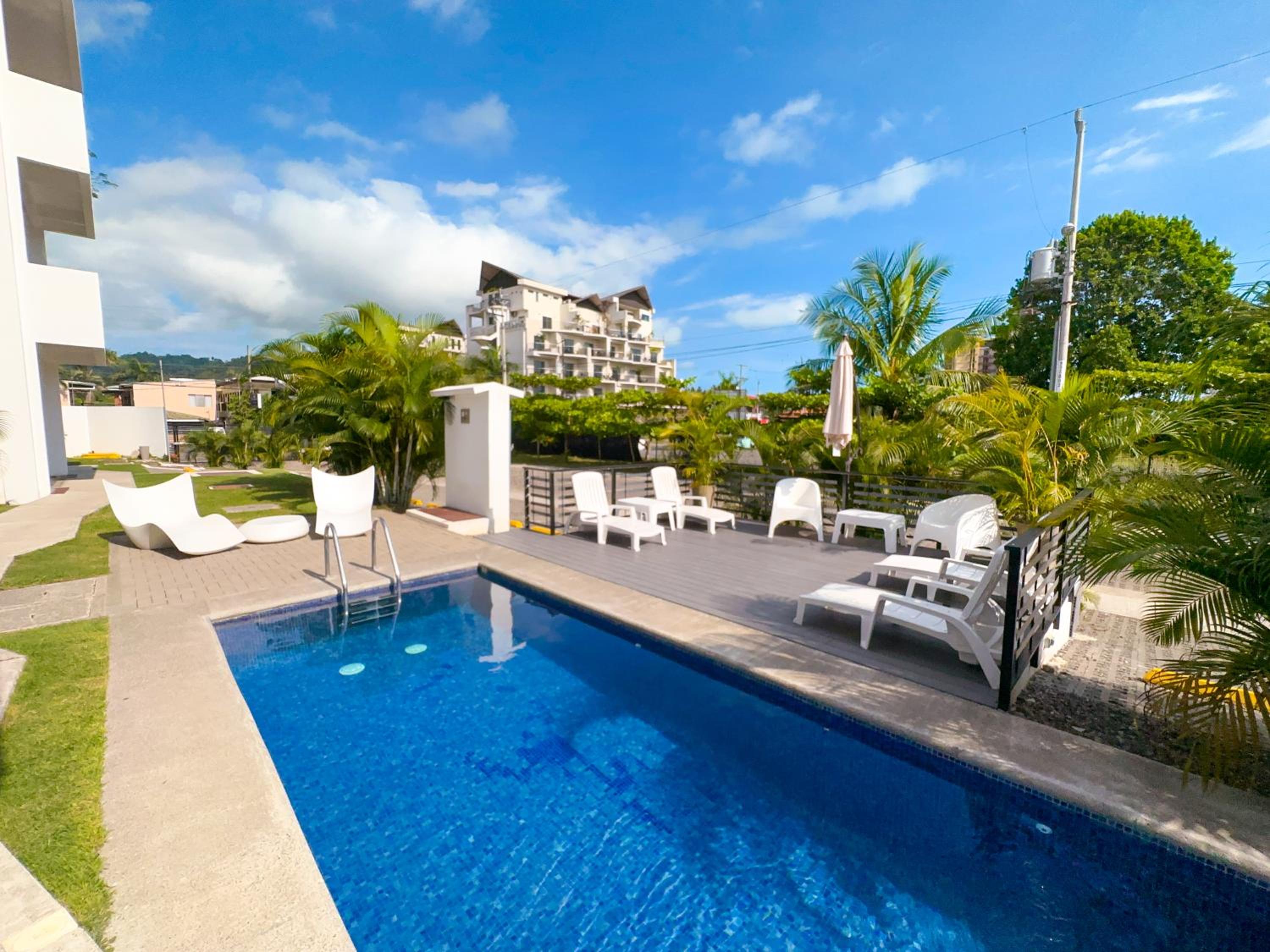 Pura Vida Apartment with nice pool walking distance to the heart of Jaco