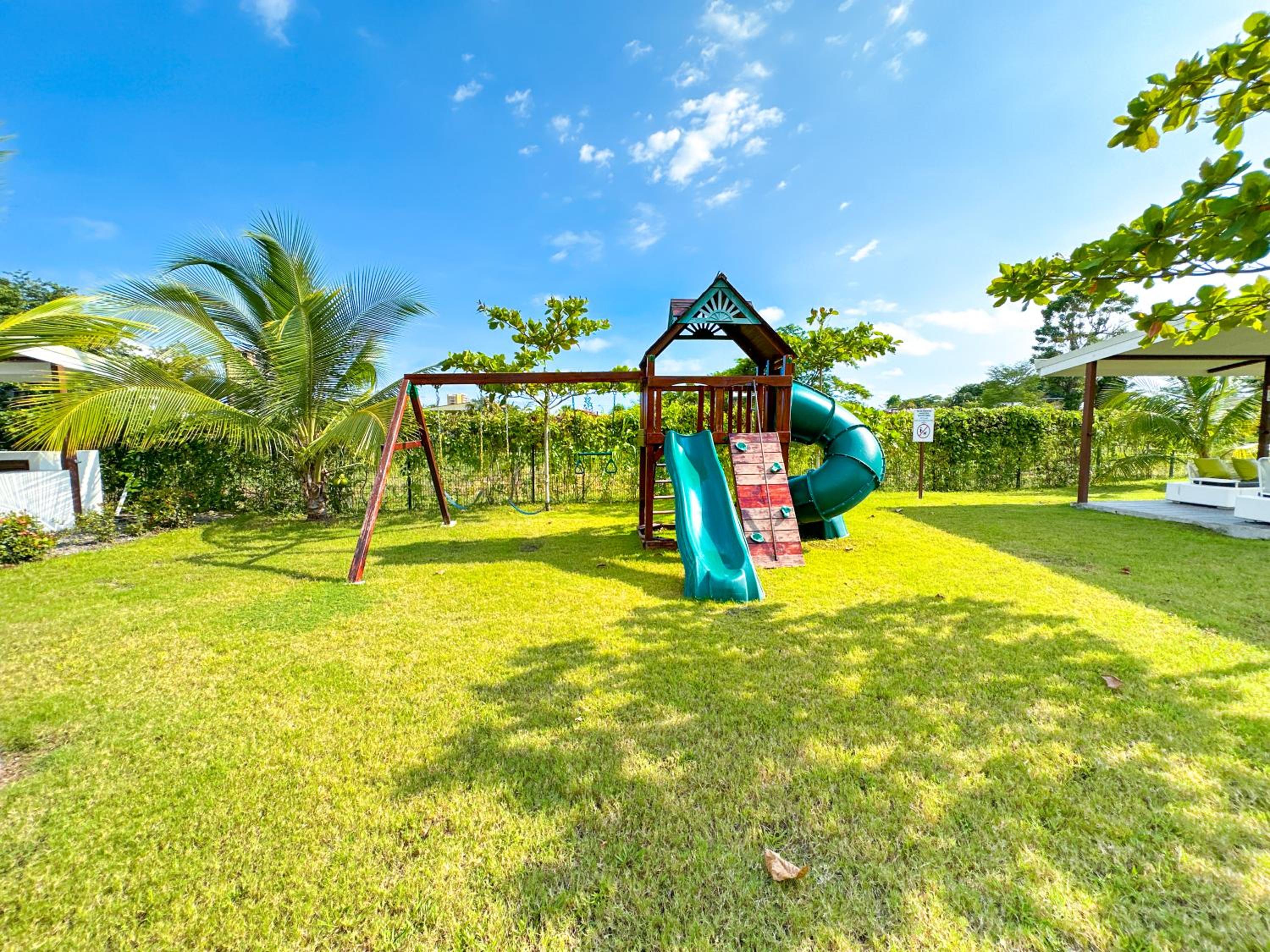 Pura Vida Apartment with nice pool walking distance to the heart of Jaco