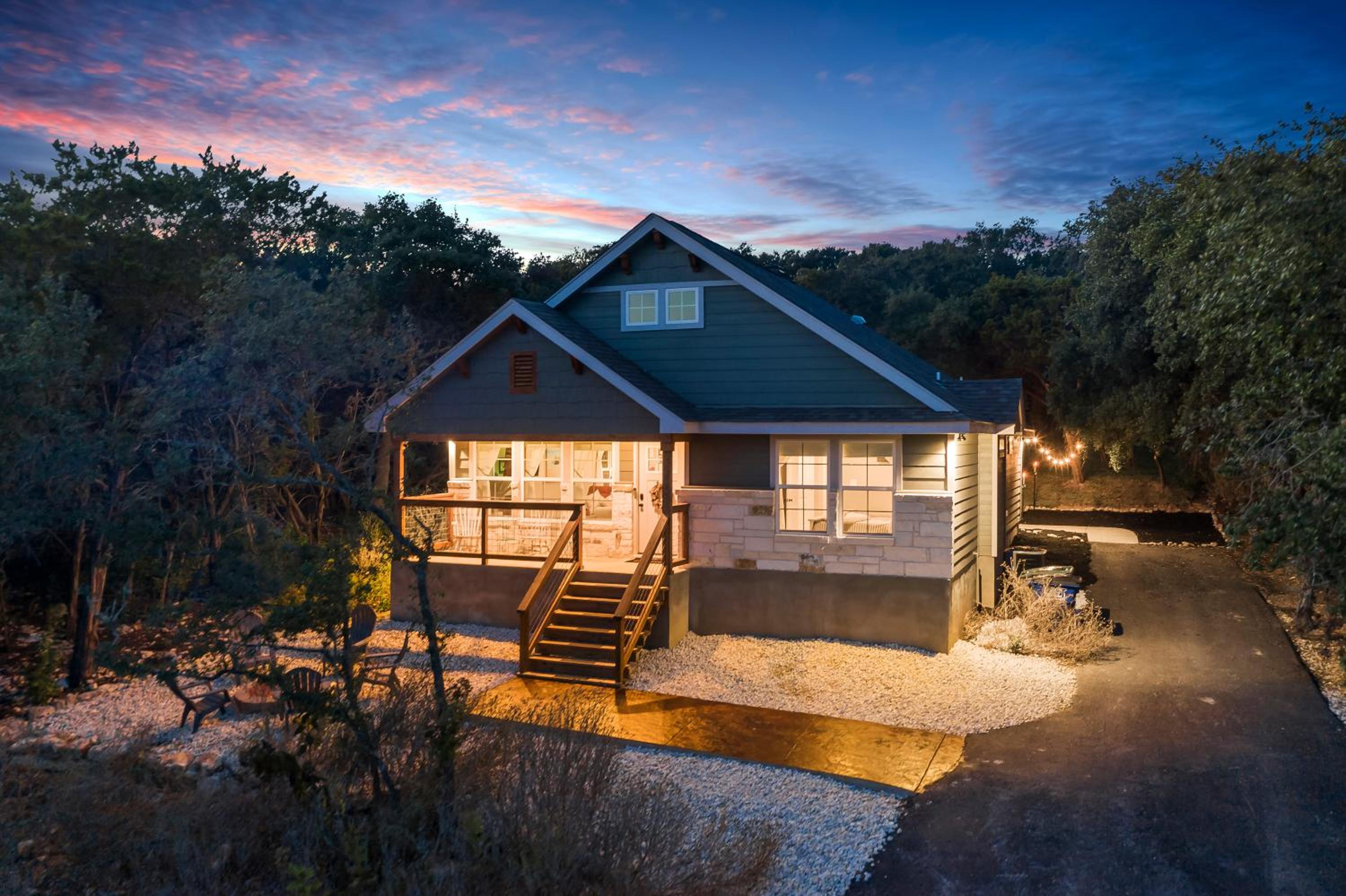 The Overlook Cottage . King Bed . Mini Lake View