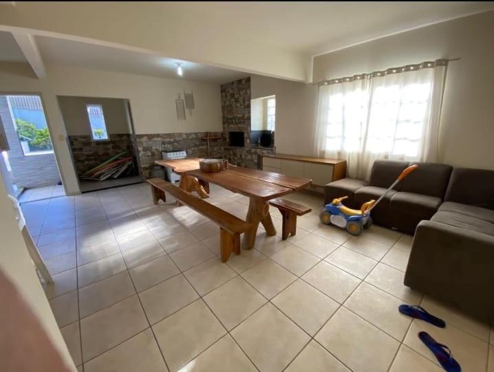 Casa 5 quartos nos ingleses 400 metros do mar