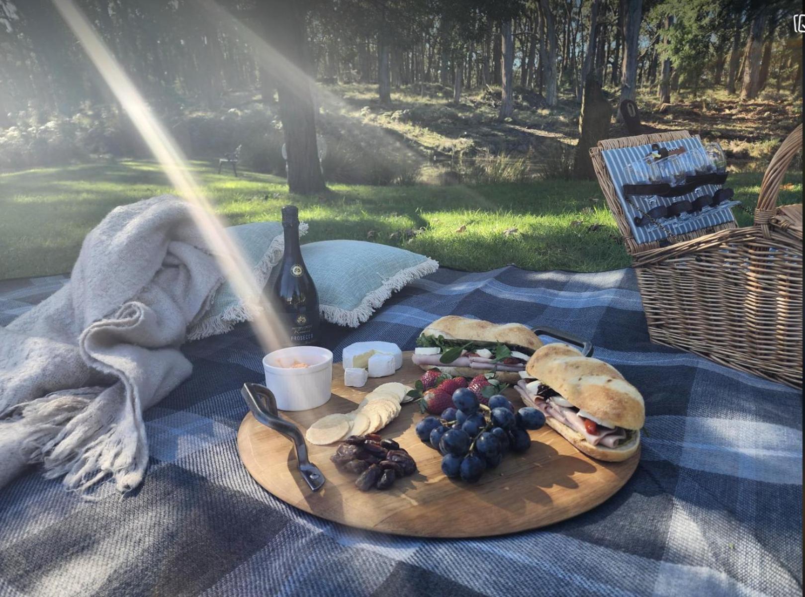 Daylesford FROG HOLLOW ESTATE- The Retreat - Newly renovated ONE BEDROOM RETREAT with Queen Bed