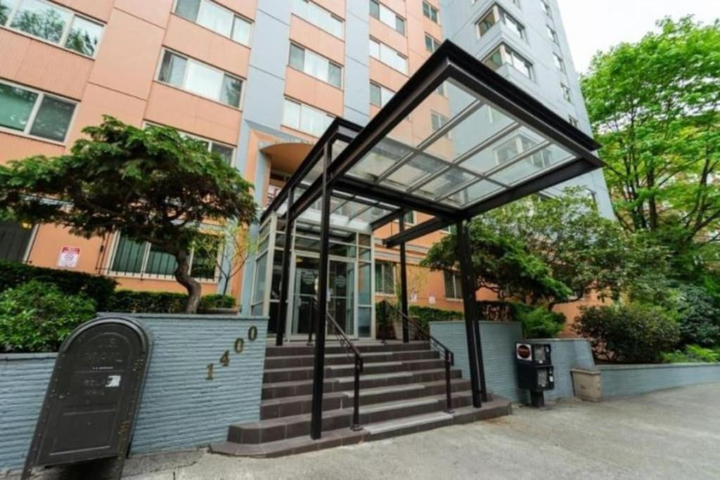 Tranquil 2BR downtown condo, Parking, King bed
