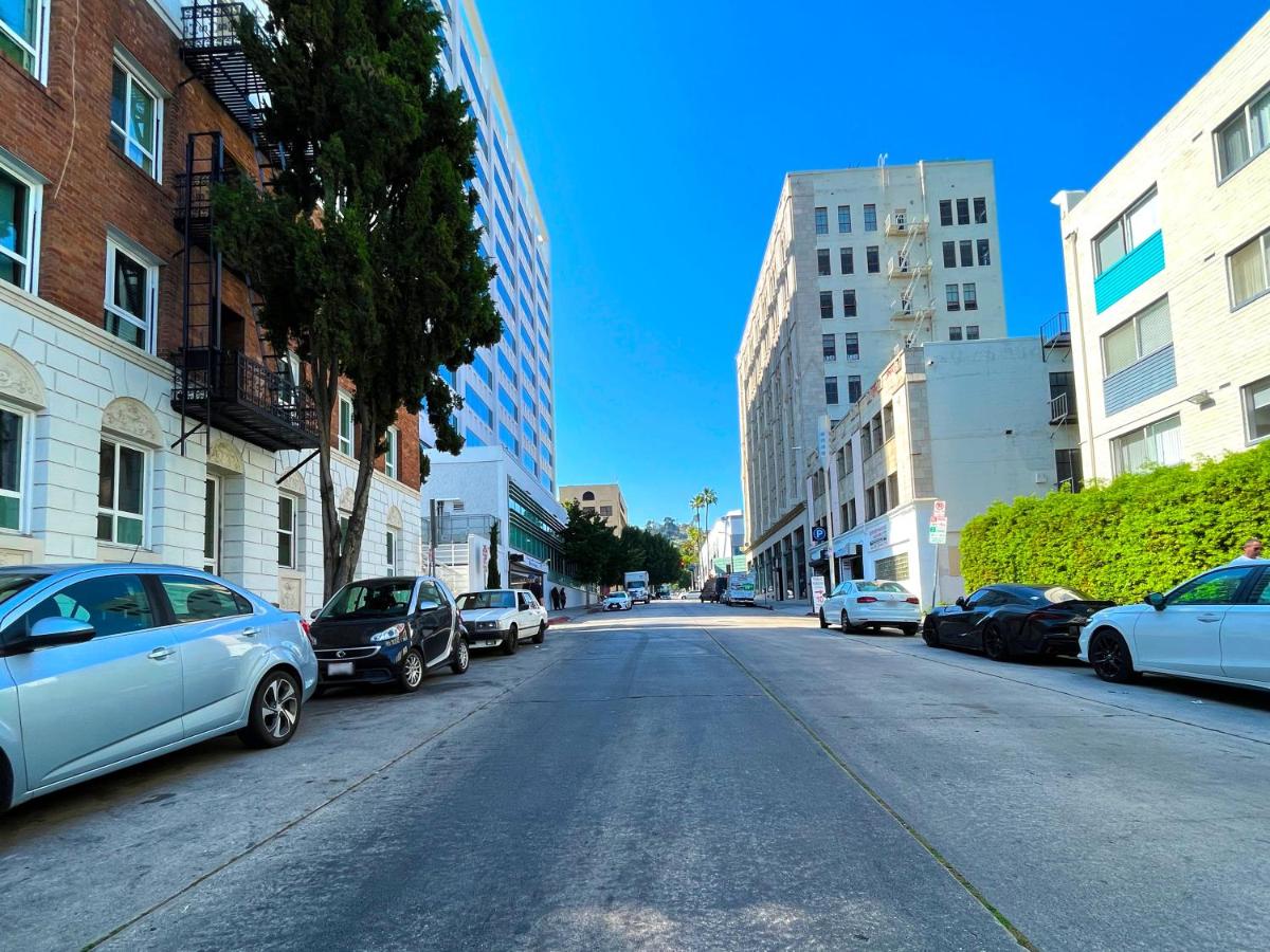 Heart of Hollywood Apartment - 2Bed 2Bath