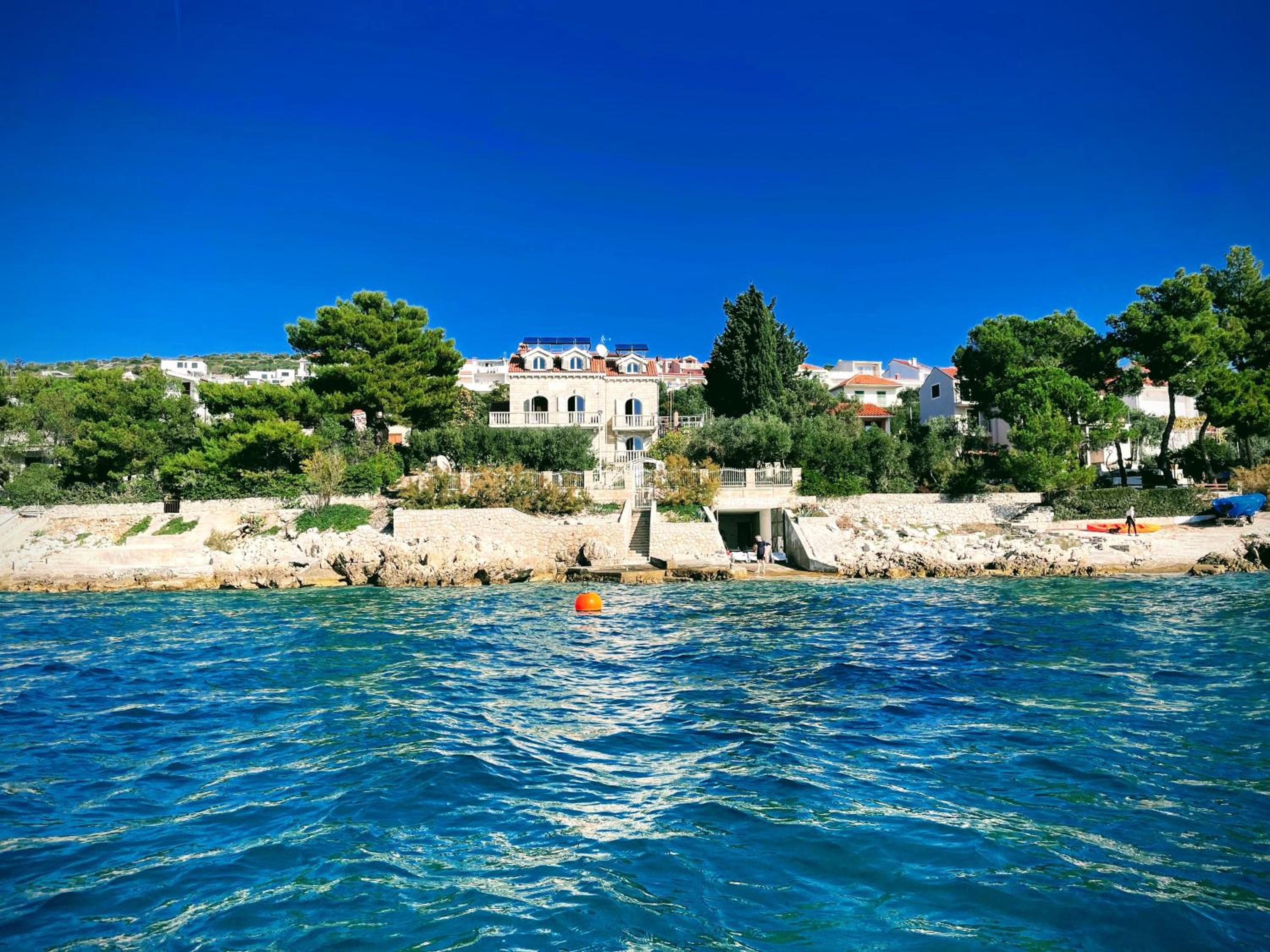 Luxury Seaside Villa with a classic Mediterranean Olive Garden, a fully equipped Professional Kitchen, Pool, Sauna, Padle Boards and Canoe - Miolin Beach H view 3