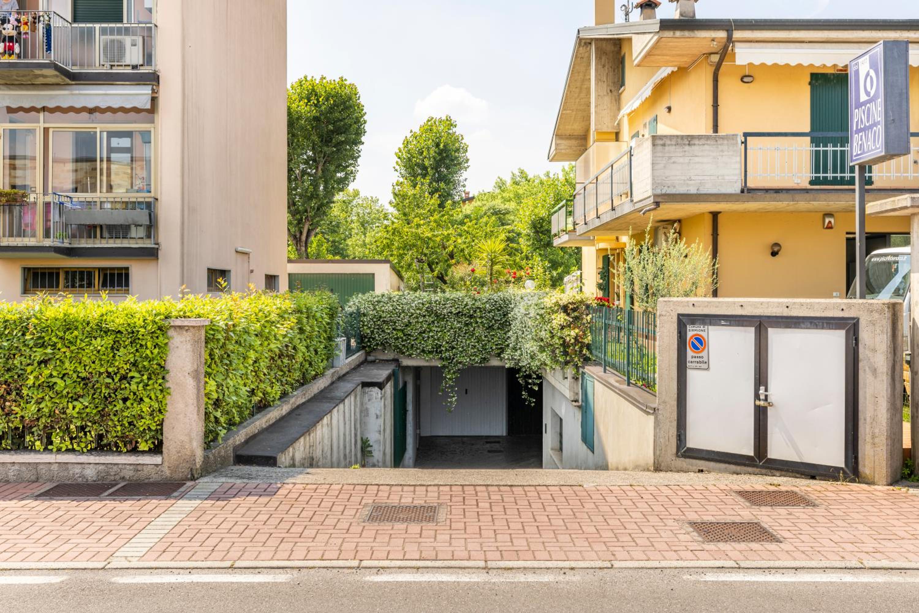 Trendy Aparment with garage right by the lake