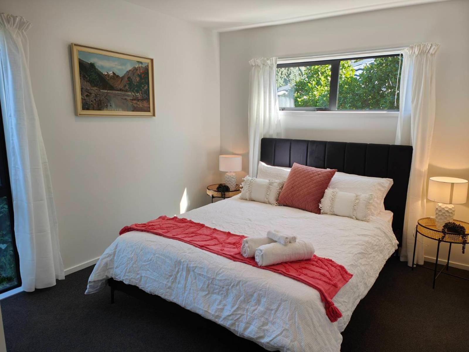 Beautiful Home with Parking 5 Mins to One NZ Stadium view 2