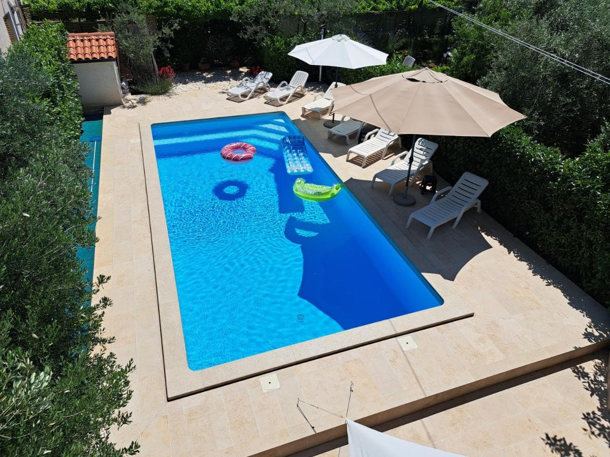 Spacious apartment in Pula for 6 persons and with a big swimming pool view 2