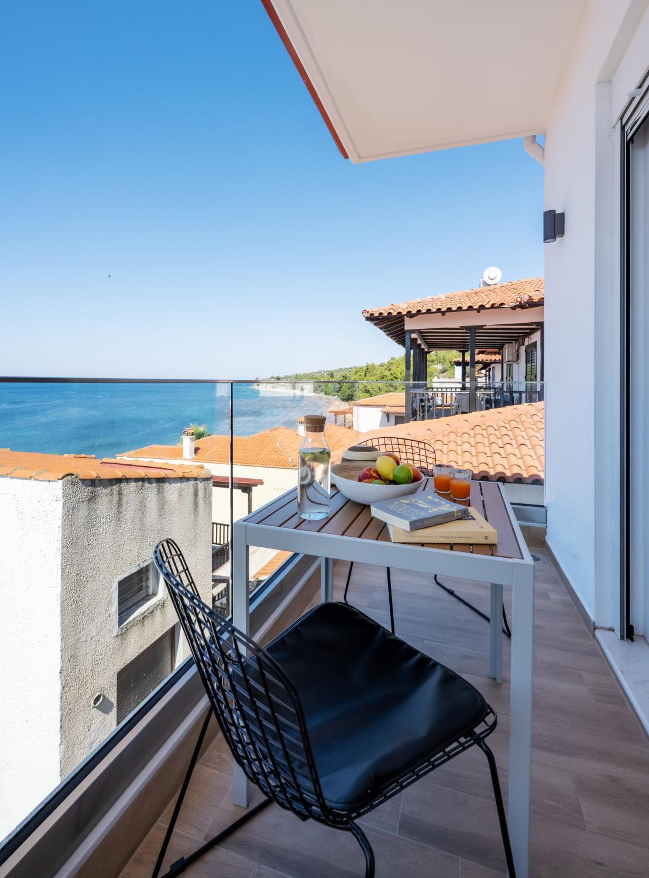 Aiora Suites en Psakoudia — balance & terrace