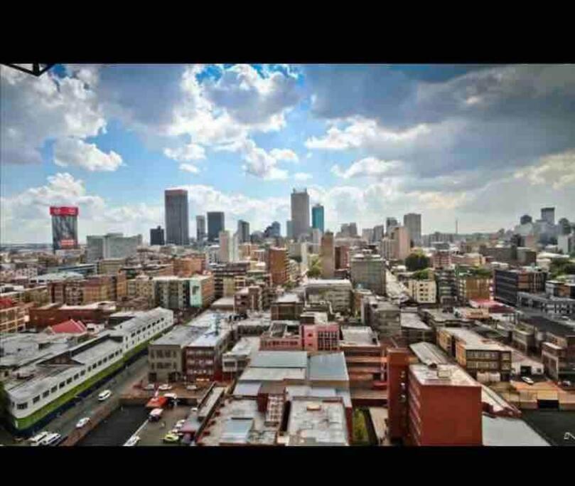 Cozy escape bachelor in Maboneng + uncapped WI-FI.