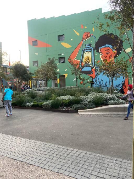 Cozy escape bachelor in Maboneng + uncapped WI-FI.