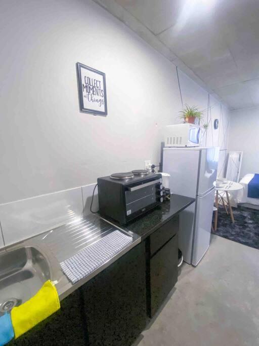 Cozy escape bachelor in Maboneng + uncapped WI-FI.