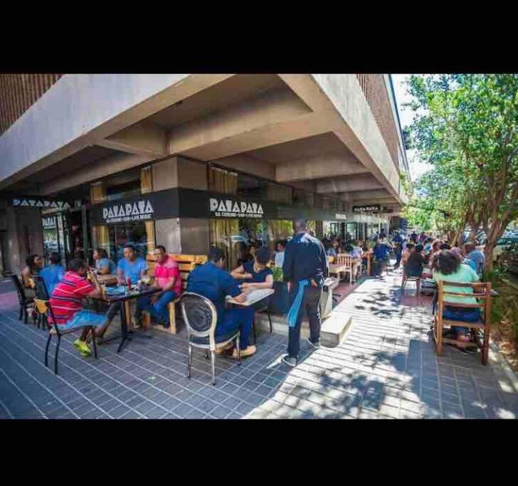 Cozy escape bachelor in Maboneng + uncapped WI-FI.