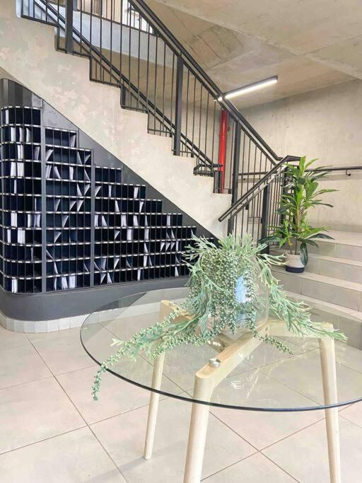 Cozy escape bachelor in Maboneng + uncapped WI-FI.