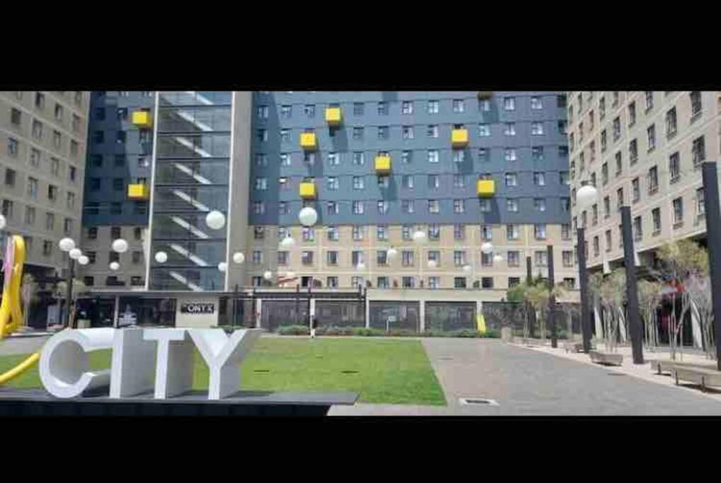 Cozy escape bachelor in Maboneng + uncapped WI-FI.