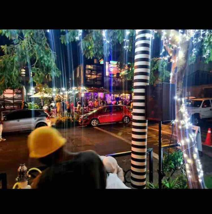 Cozy escape bachelor in Maboneng + uncapped WI-FI.