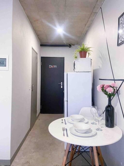 Cozy escape bachelor in Maboneng + uncapped WI-FI.