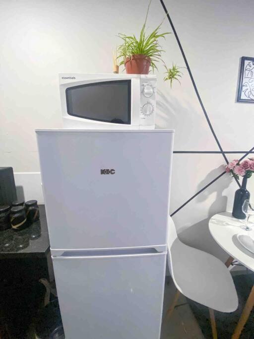 Cozy escape bachelor in Maboneng + uncapped WI-FI.