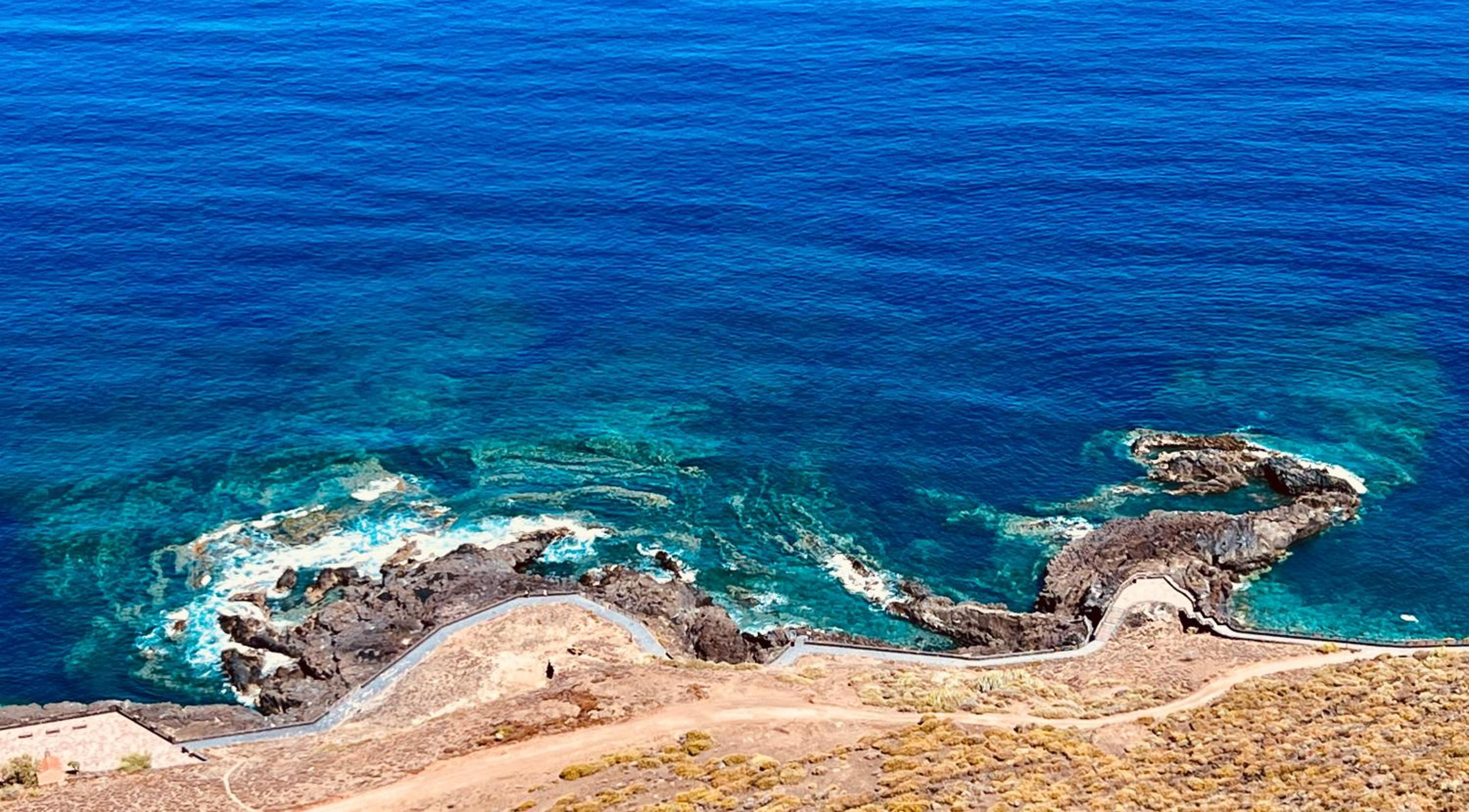 Villa con piscina climatizada y vistas al mar
