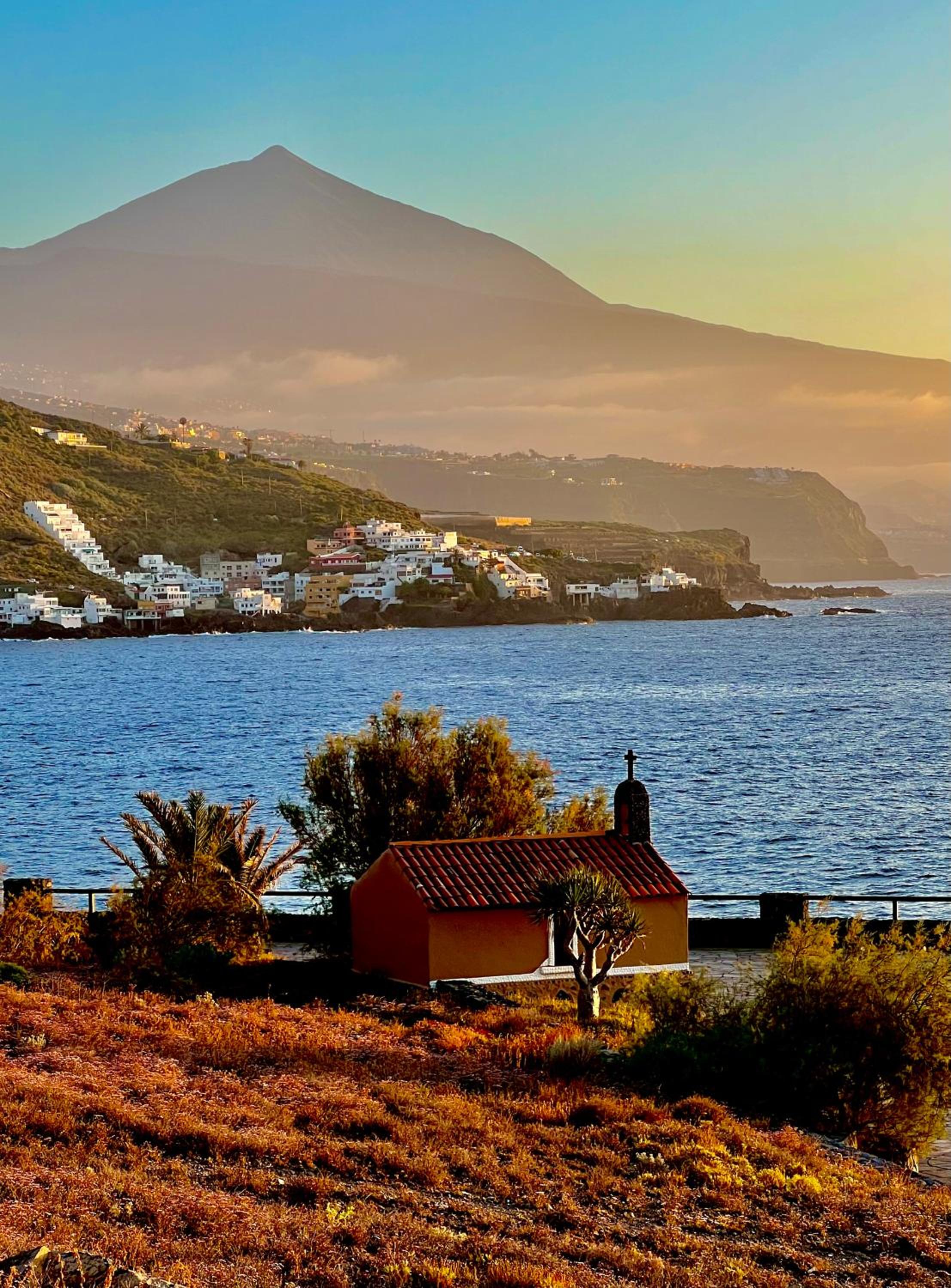 Villa con piscina climatizada y vistas al mar