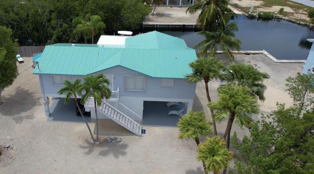 Bayside Key Largo Canal Home with Dock/ Jacuzzi/ Pool. ( Lift not include) view 4