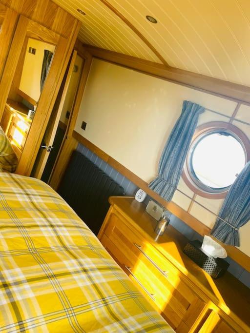 Lovely 2-Bedroom Barge Brunswick Dock Liverpool! view 4