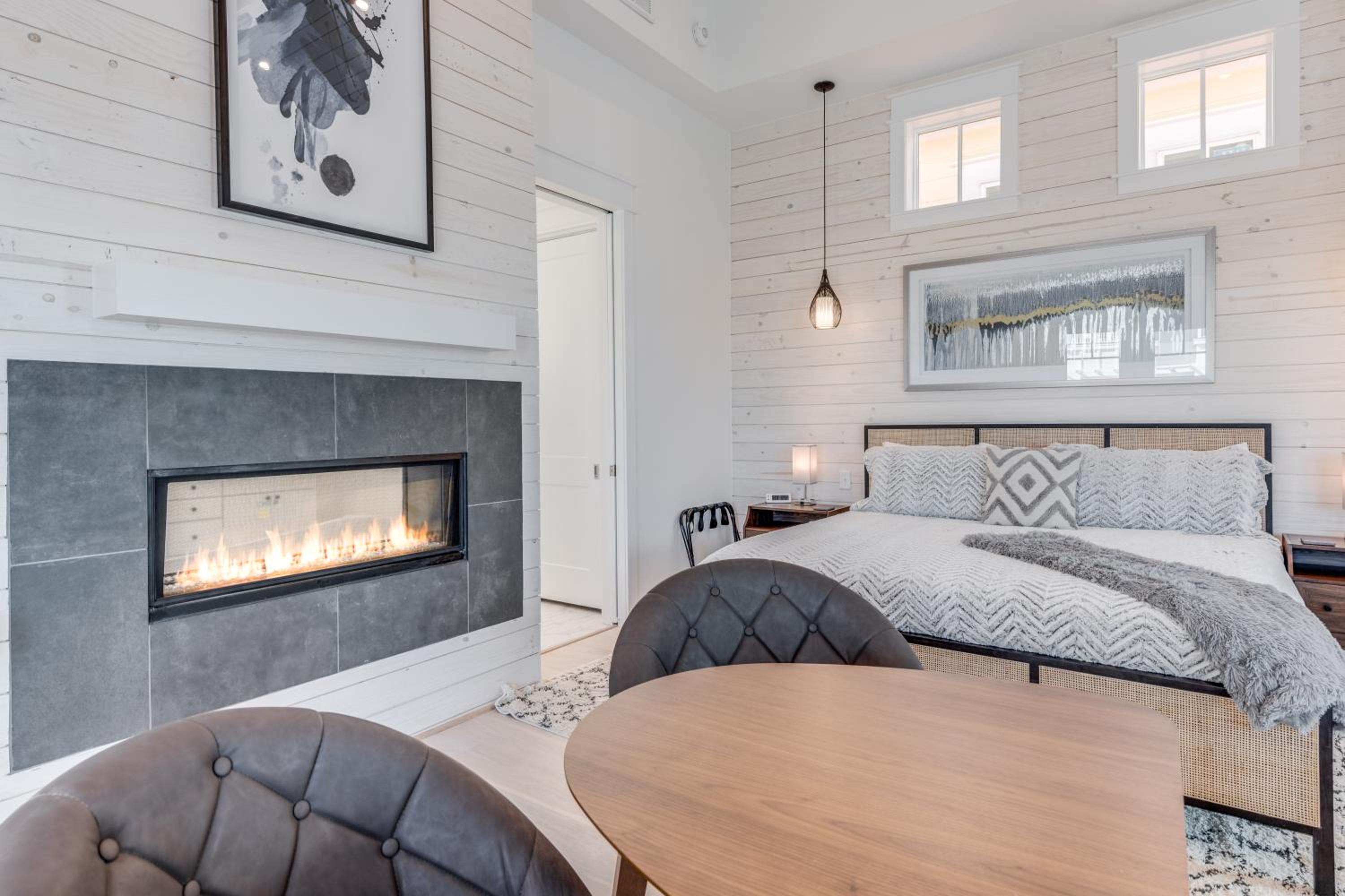 Luxury beachside w fireplace, indoor, outdoor shower, resort amenities
