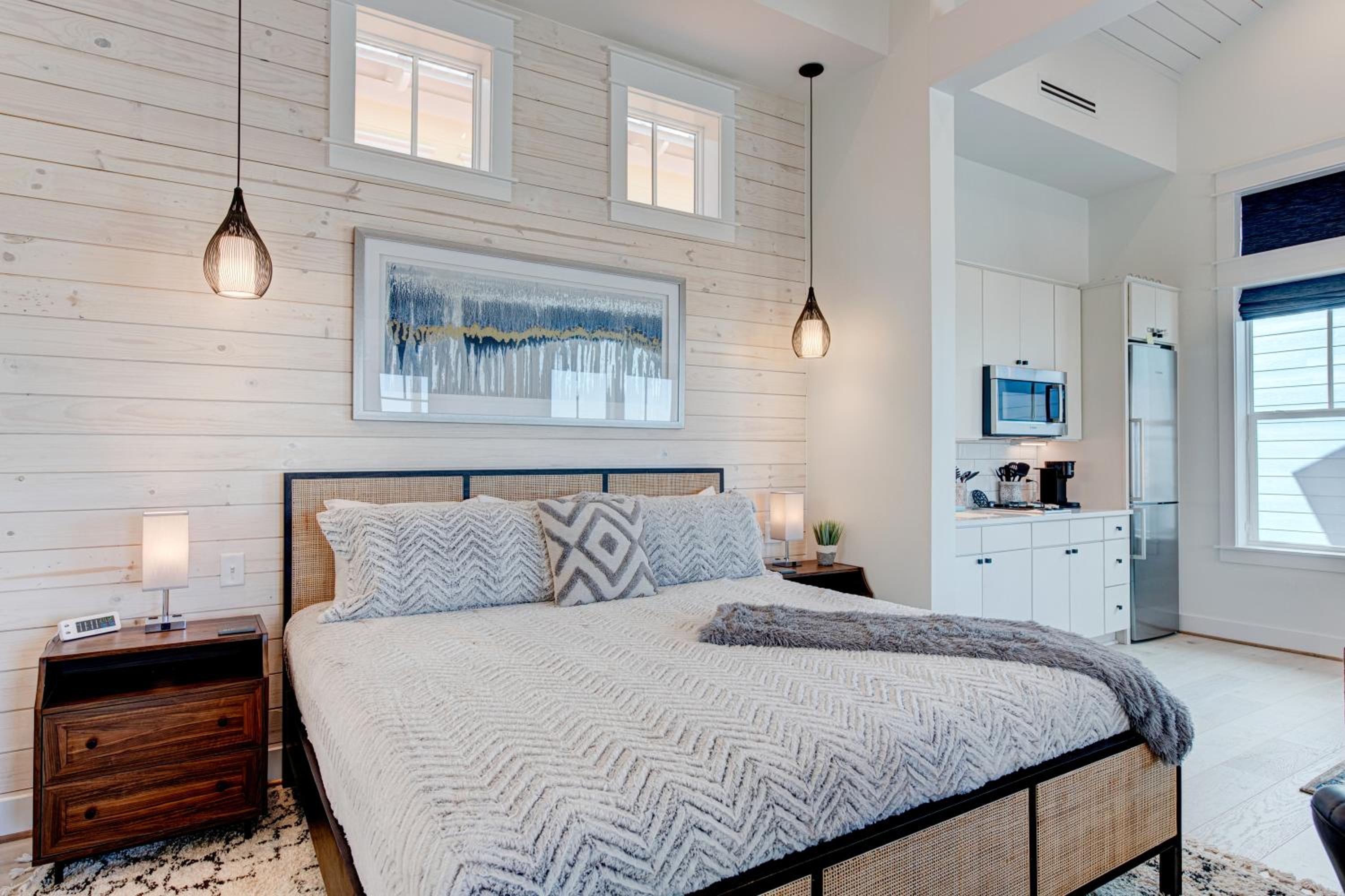 Luxury beachside w fireplace, indoor, outdoor shower, resort amenities
