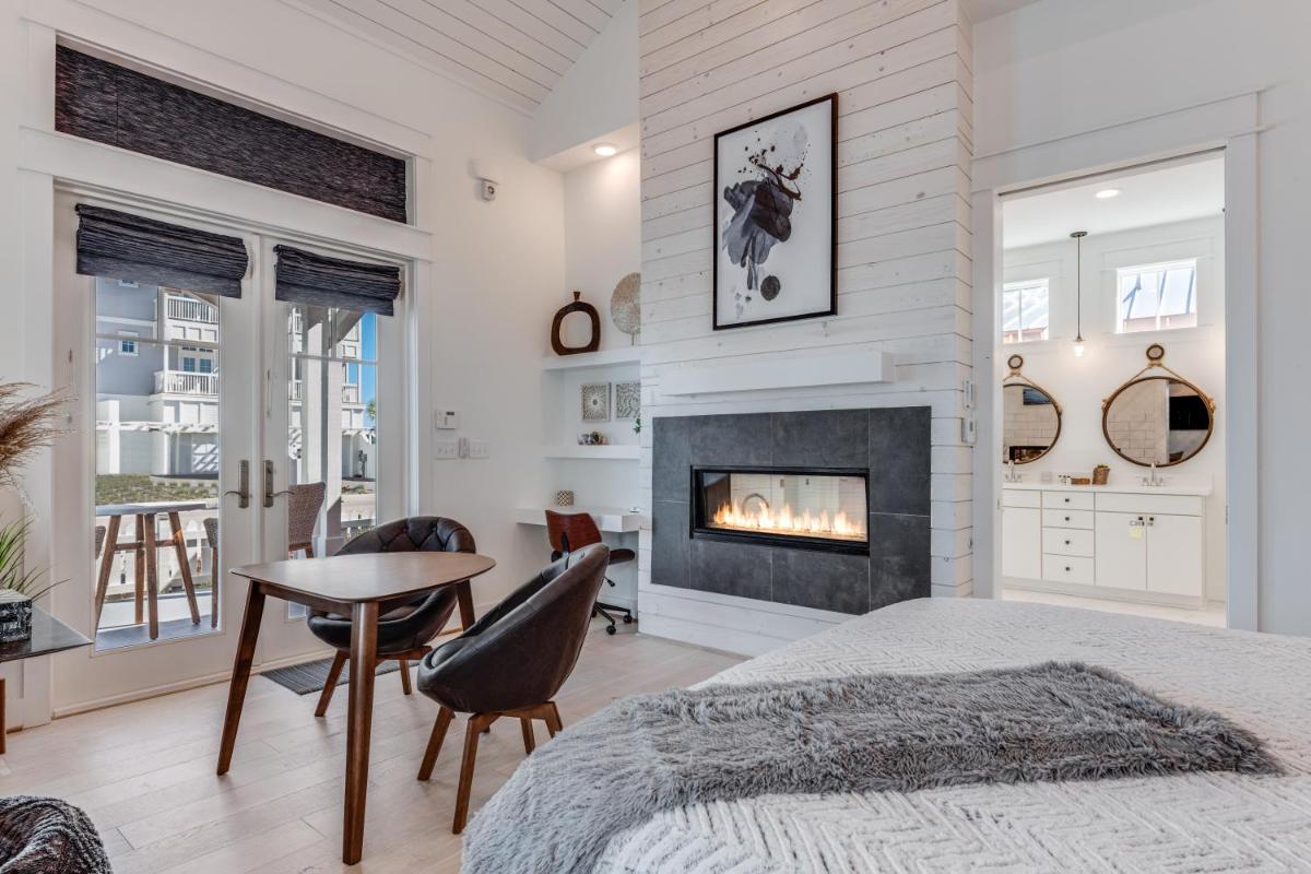 Luxury beachside w fireplace, indoor, outdoor shower, resort amenities