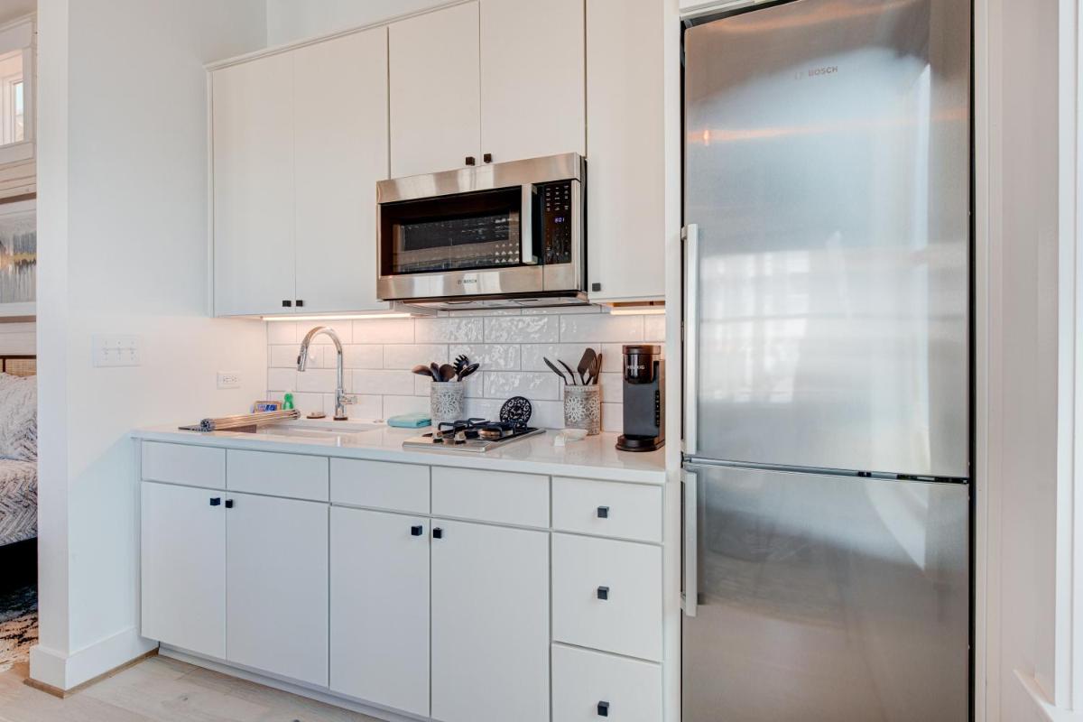 Luxury beachside w fireplace, indoor, outdoor shower, resort amenities