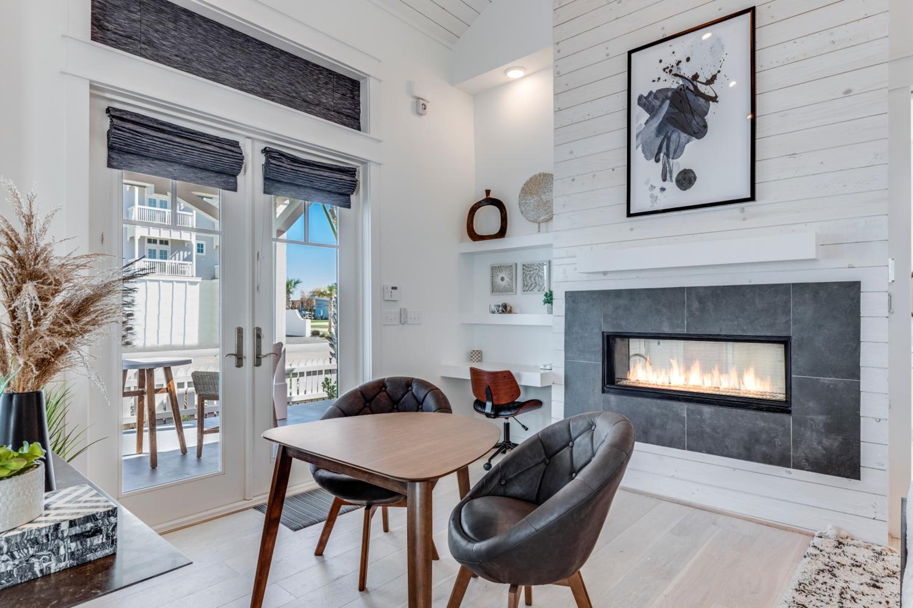 Luxury beachside w fireplace, indoor, outdoor shower, resort amenities