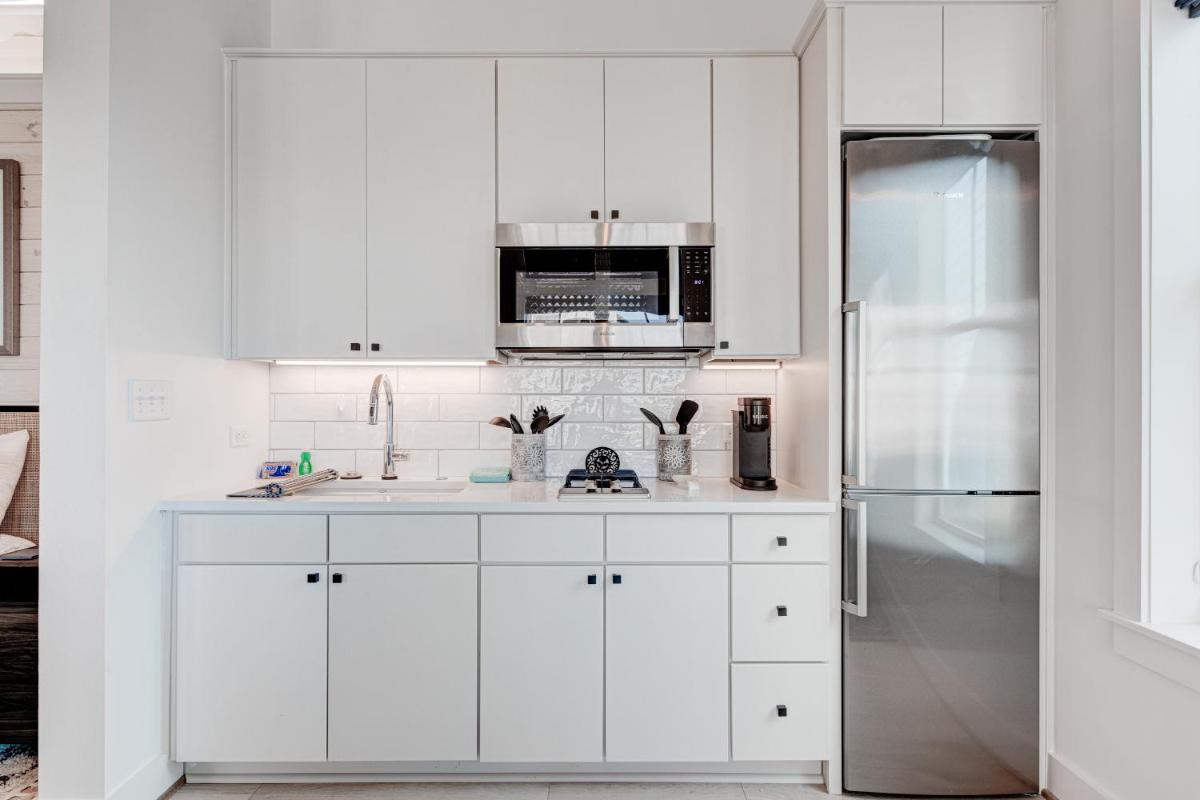 Luxury beachside w fireplace, indoor, outdoor shower, resort amenities