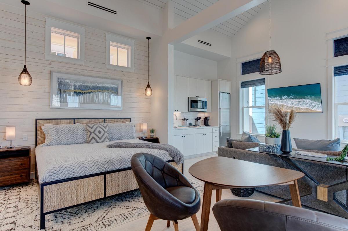 Luxury beachside w fireplace, indoor, outdoor shower, resort amenities