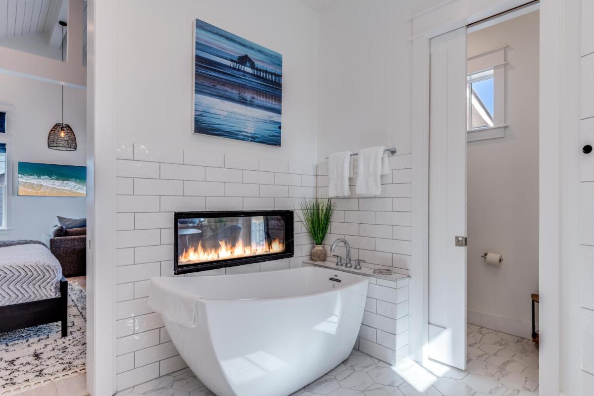 Luxury beachside w fireplace, indoor, outdoor shower, resort amenities