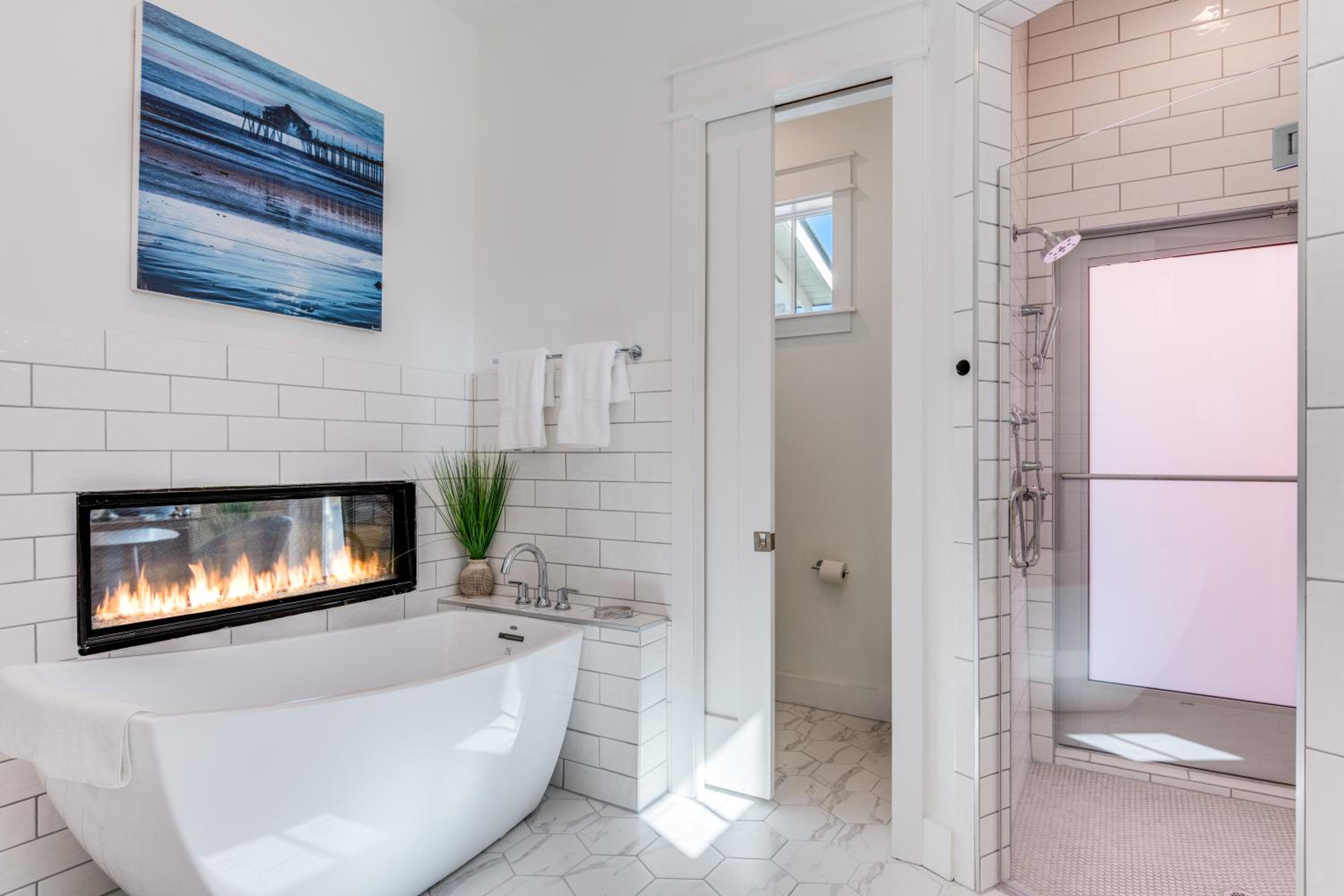 Luxury beachside w fireplace, indoor, outdoor shower, resort amenities