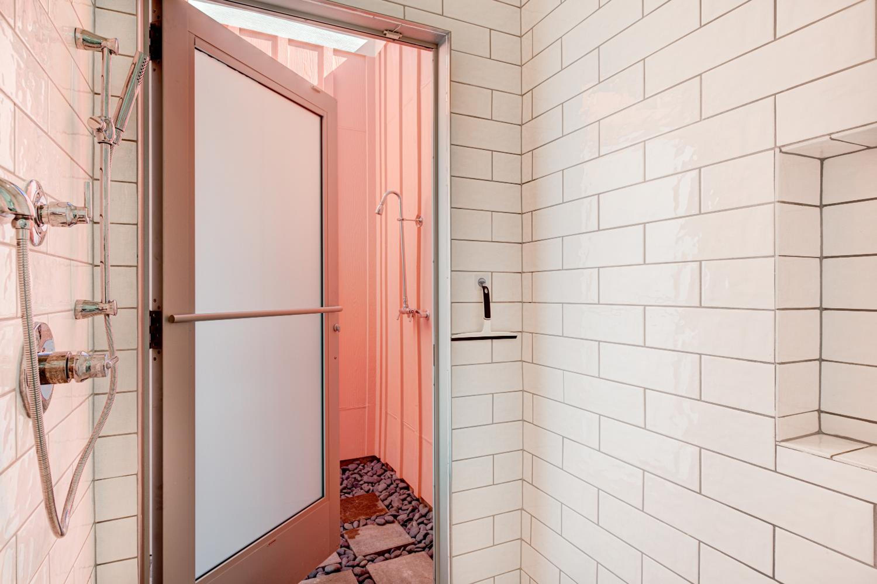 Luxury beachside w fireplace, indoor, outdoor shower, resort amenities