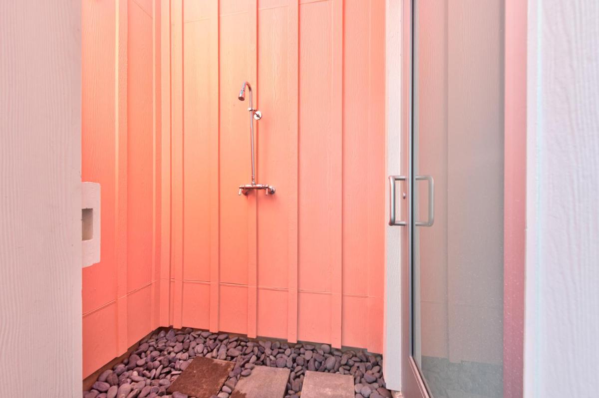 Luxury beachside w fireplace, indoor, outdoor shower, resort amenities