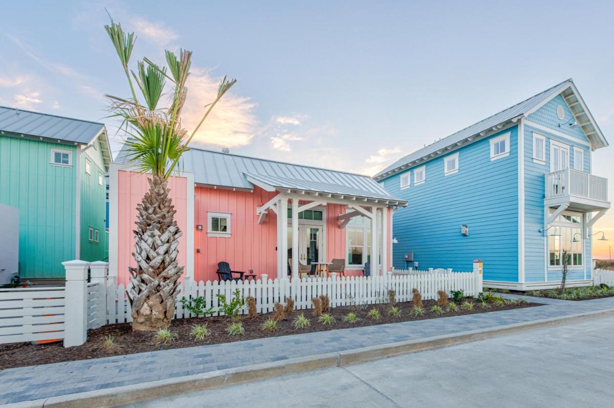 Luxury beachside w fireplace, indoor, outdoor shower, resort amenities