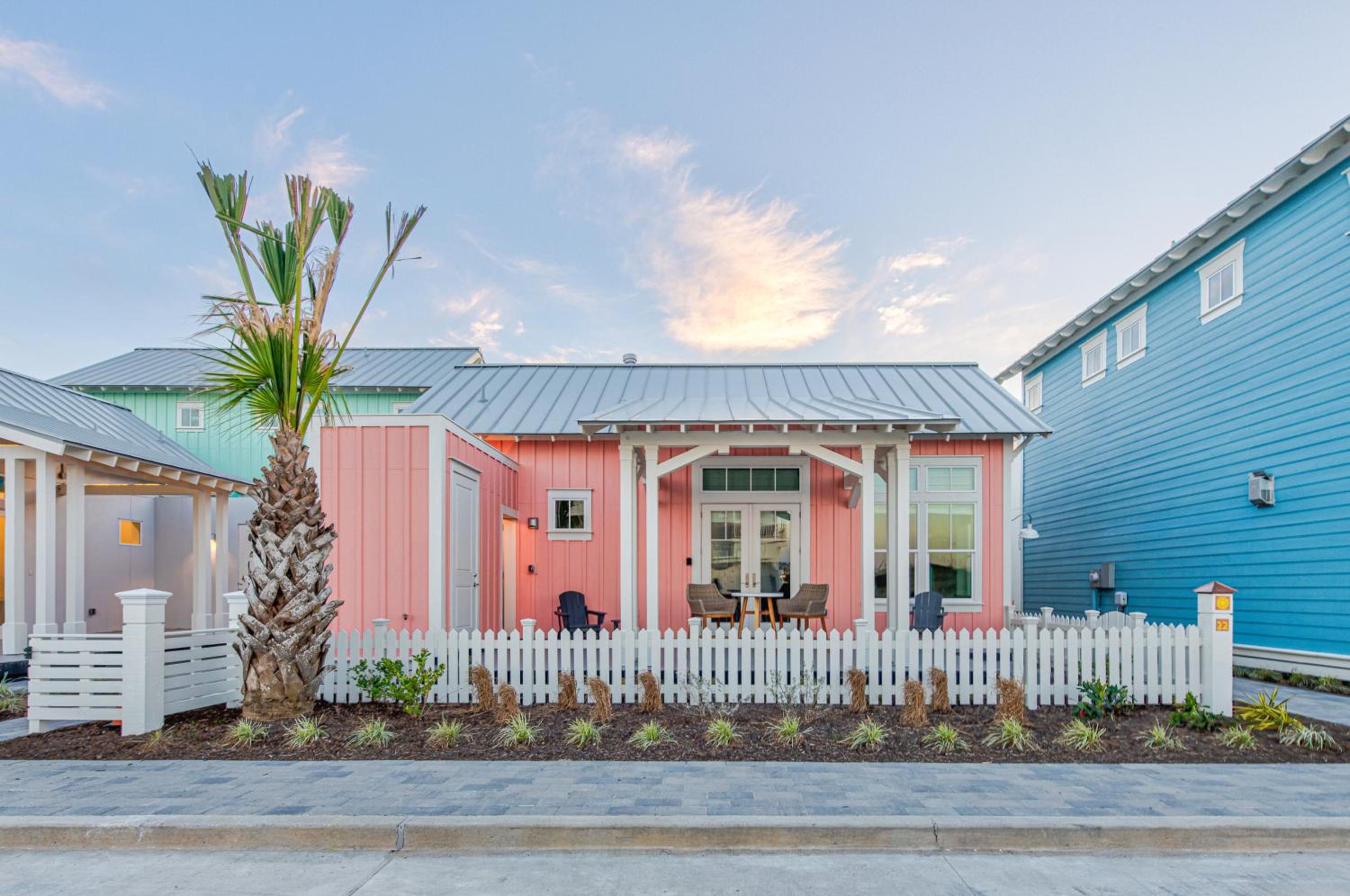 Luxury beachside w fireplace, indoor, outdoor shower, resort amenities
