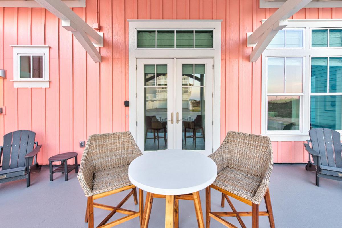 Luxury beachside w fireplace, indoor, outdoor shower, resort amenities