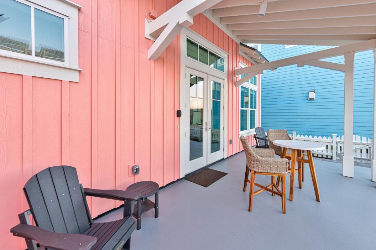 Luxury beachside w fireplace, indoor, outdoor shower, resort amenities