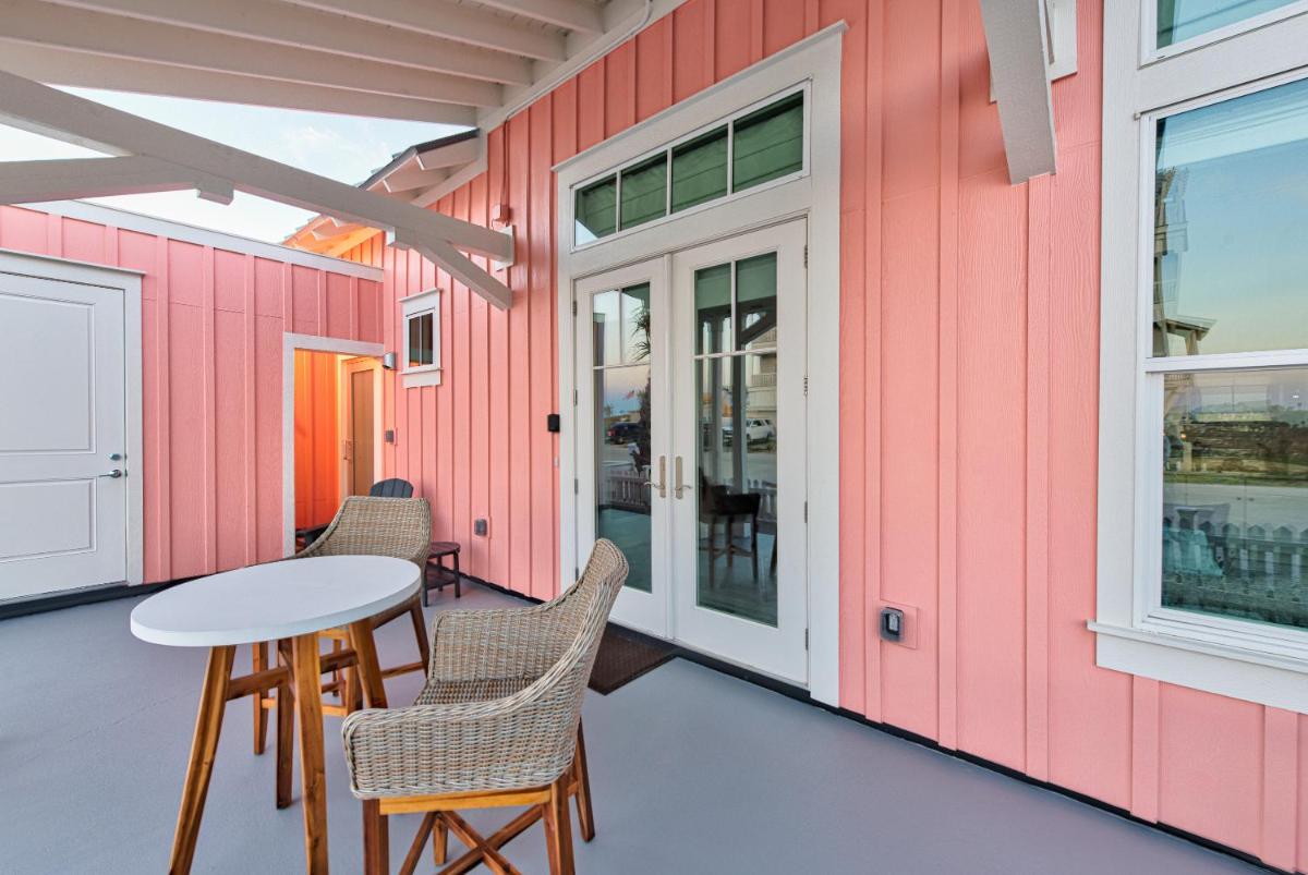Luxury beachside w fireplace, indoor, outdoor shower, resort amenities