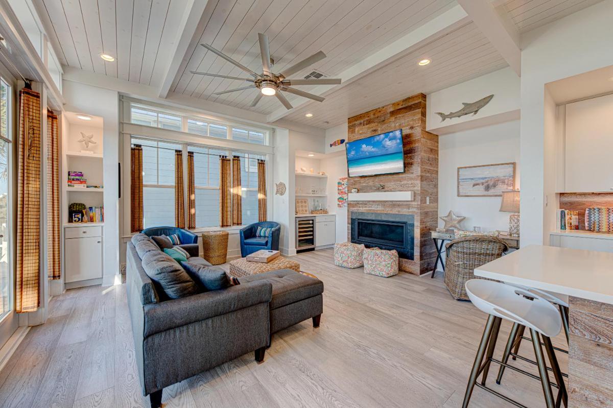 Vibrant cabin w coffee bar and pool access view 3