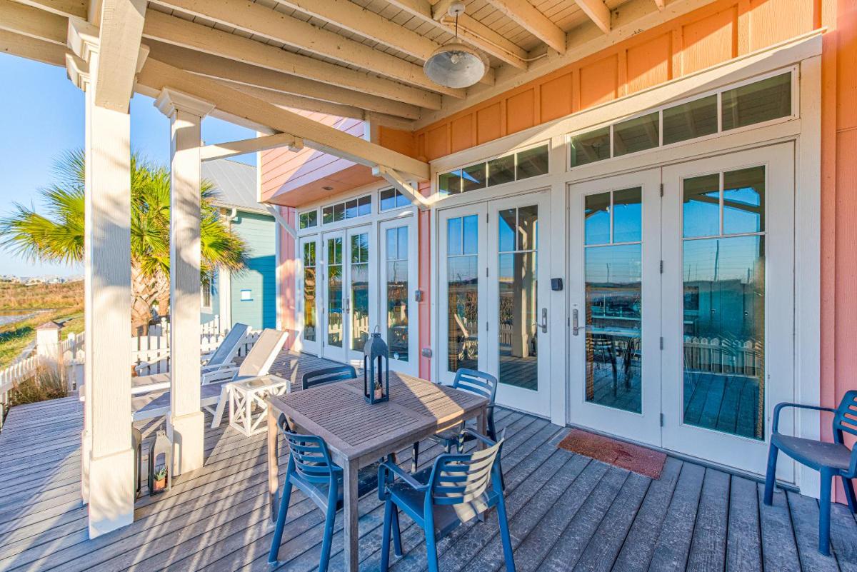 Vibrant cabin w coffee bar and pool access view 4