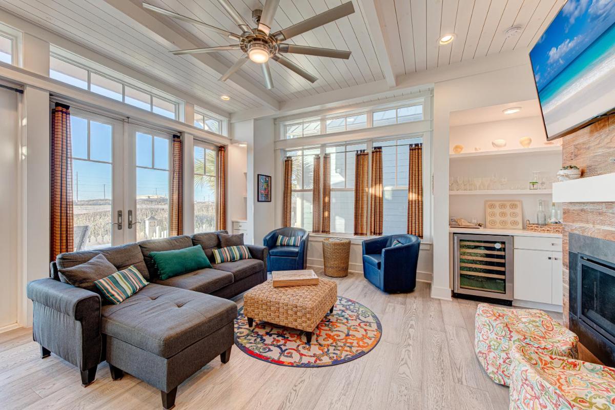 Vibrant cabin w coffee bar and pool access view 5